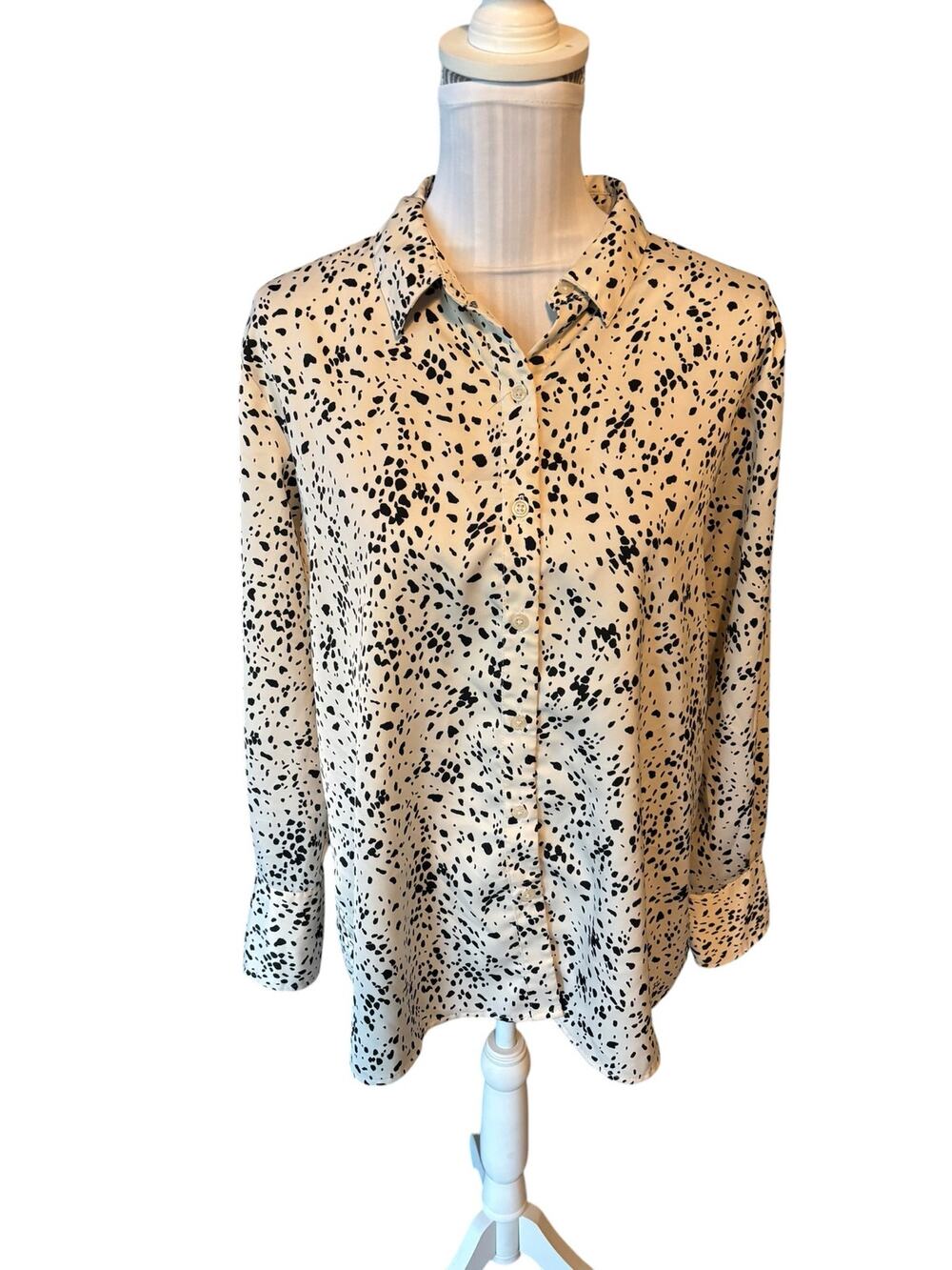 a new day Cream & Black Button Down Size S